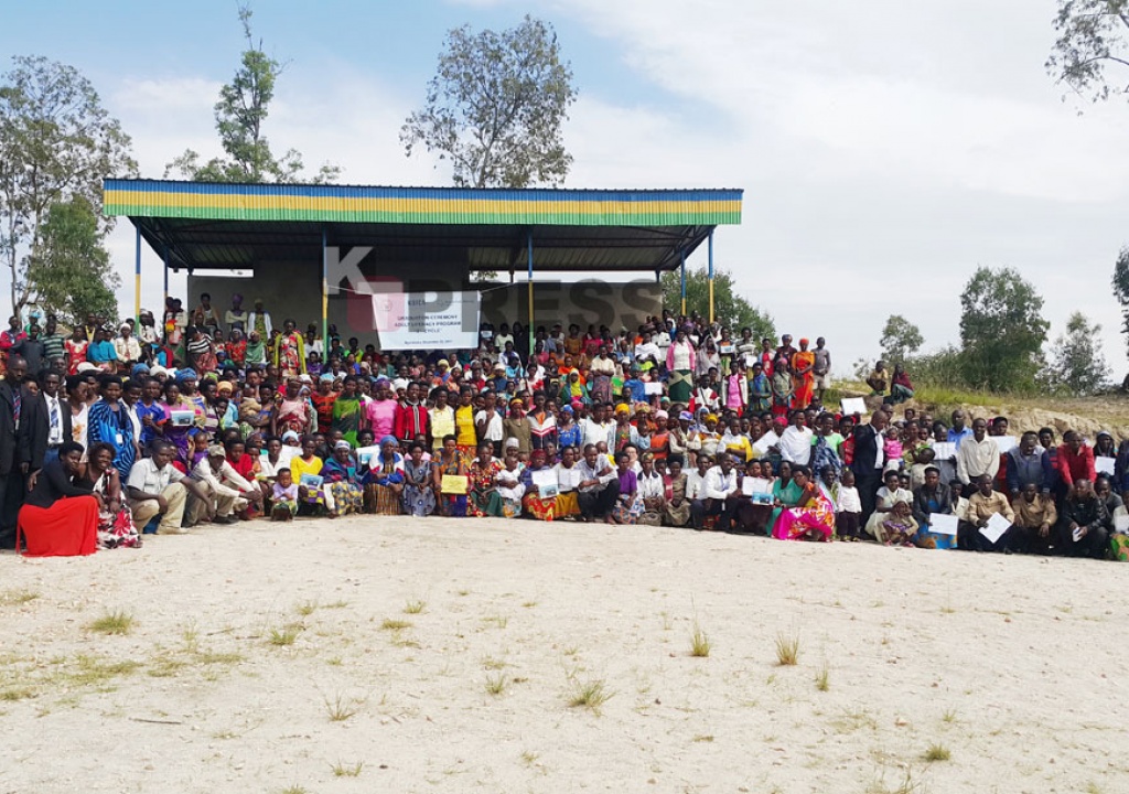 Abakuru 400 barangije amasomo y'ibanze abafasha kuva mu bujiji