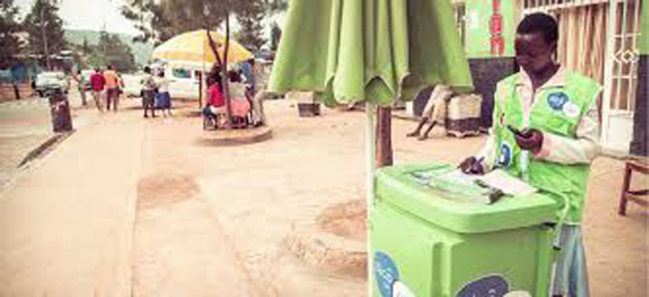 Tigo Rwanda na BK basinyanye amasezerano atuma umukiriya wa Tigo cash ashobora kubitsa no kubikuza amafaranga kuri Konti ya BK ndetse n'uwa BK akaba yafatira amafaranga ye kuri Tigo Cash cyangwa akayabikirizaho atiriwe ajya ku ishami rya BK cyangwa kuri cya cyuma gitanga amafaranga (ATM).