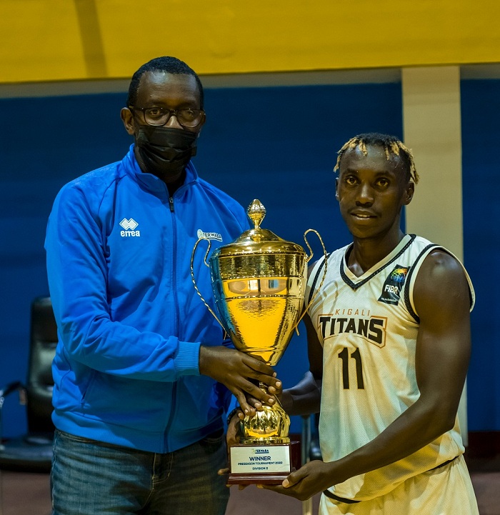 Visi Perezida muri FERWABA, Nyirishema Richard ashyikiriza igikombe kapiteni wa Titans