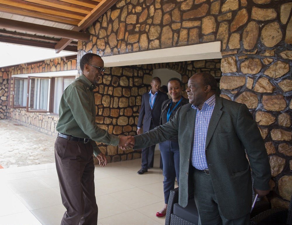 Perezida Kagame asuhuzanya na Tito Mboweni muri 2017