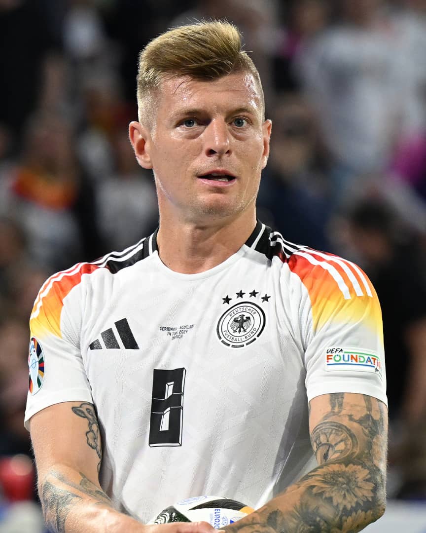 Toni Kroos wari umaze imyaka itatu yarasezeye mu ikipe y'igihugu ariko muri Werurwe 2024 akayigarukamo abisabwe n'umutoza ni umwe mu bitwaye neza muri uyu mukino wa mbere w'irushanwa rya nyuma akinnye mu buzima bwa ruhago y'umwuga kuko nyuma yaryo azahagarika ruhago burundu