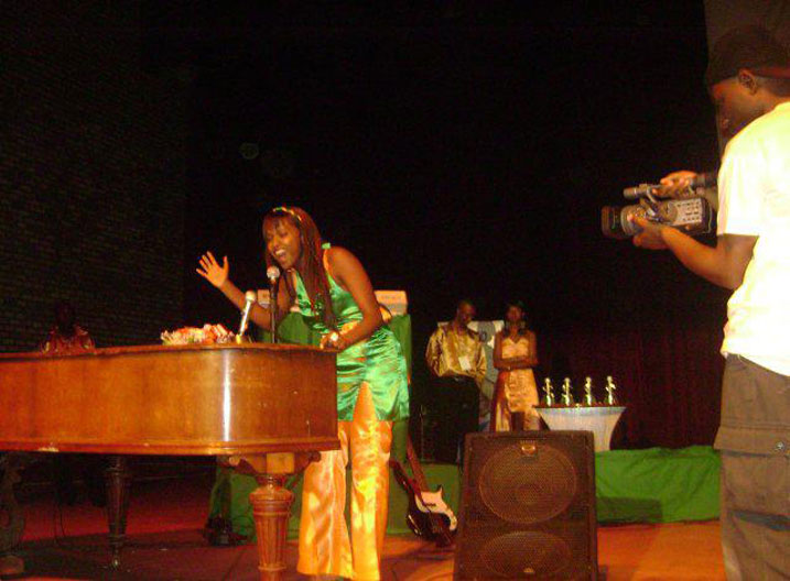 Tonzi yishimiye cyane igihembo yahawe 