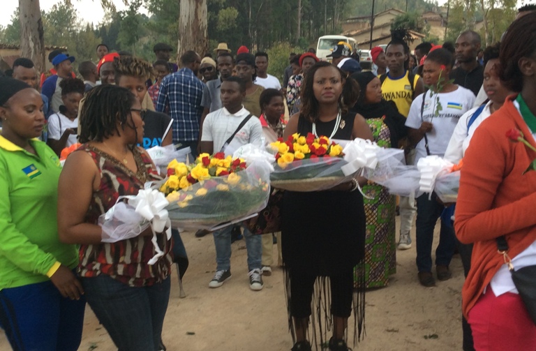 Tonzi n'abandi bahanzi bagenzi be bashyira indabo ku Rwibutso rwa Jenoside 