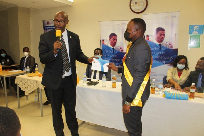 Torero Luis Fidèle, Umuyobozi mushya w'abanyeshuri muri UoK ishami rya Musanze yahawe igitabo gikubiyemo amahame mashya agenga umukozi n'umunyeshuri muri iyo kaminuza 