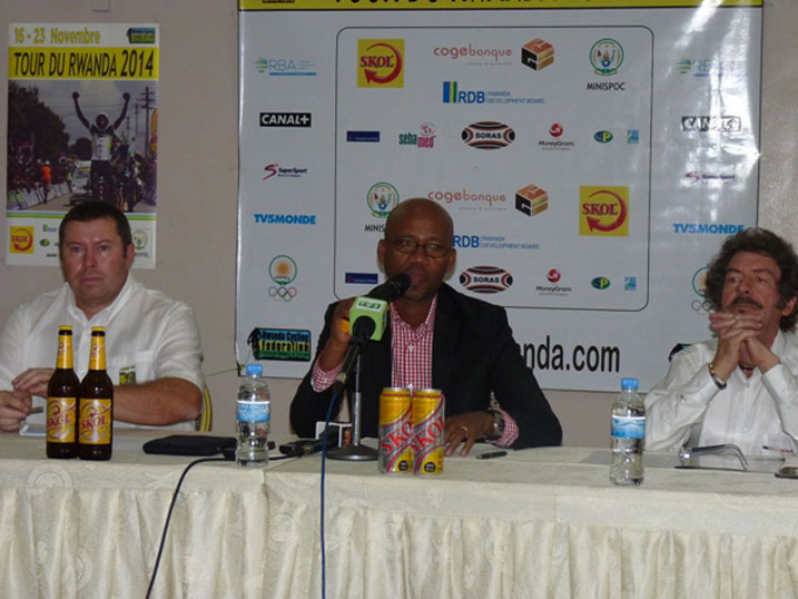 Perezida wa FERWACY Aimable Bayingana (hagati) umuhuzabikorwa, Olivier Grand Jean (ibumoso) na JC Hero, Umuyobozi w