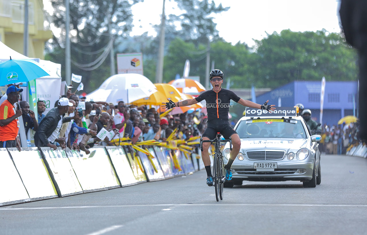 Simon Pellaud wegukanye isiganwa yishimira intsinzi