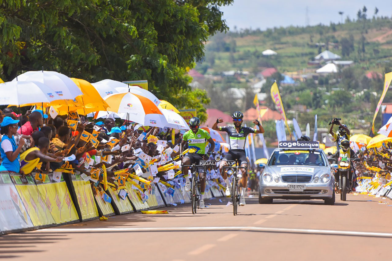 Areruya Joseph na Eyob Metkel bahagereye rimwe, ariko Eyob yambuka umurongo mbere yegukana aka gace
