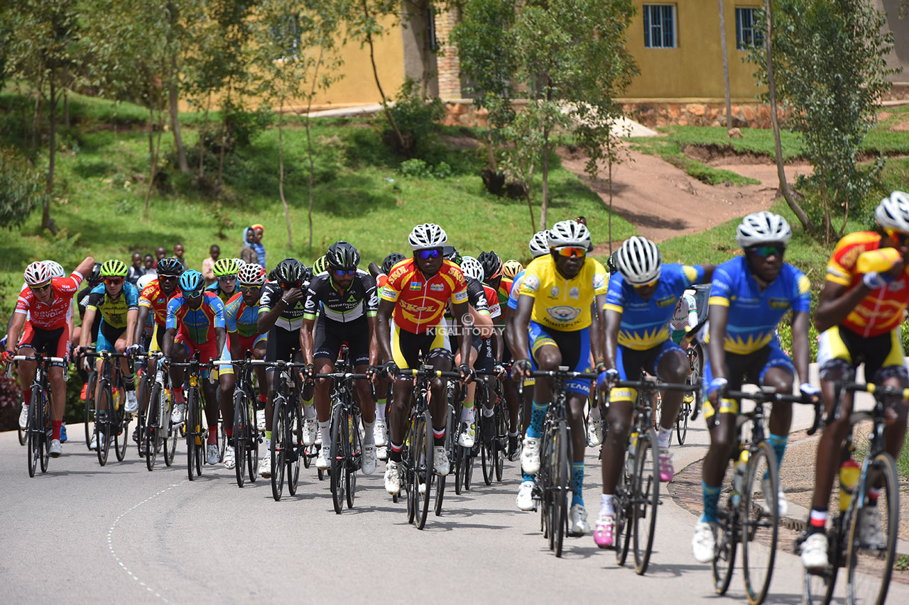 Abakinnyi bagezeho bagendera hamwe bose