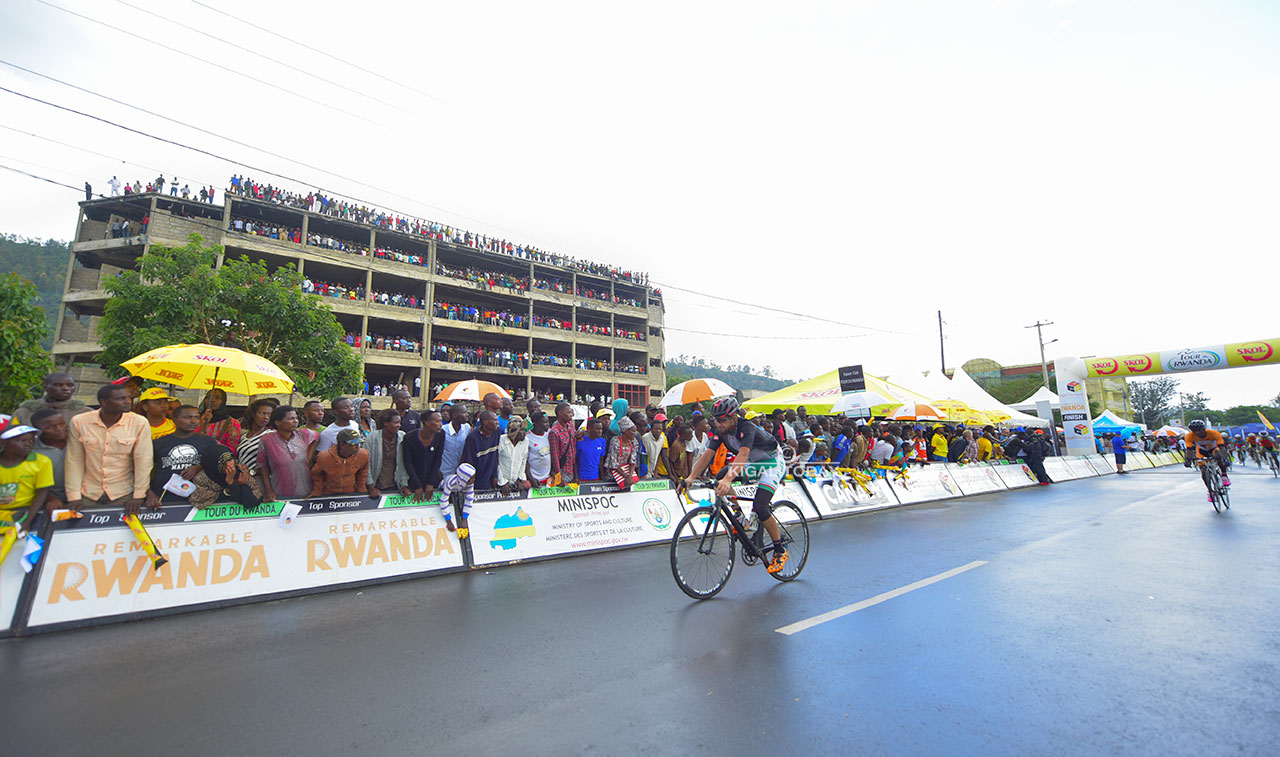 Abafana buriye amazu maremare ya Rubavu ngo barebe uko isganwa risozwa