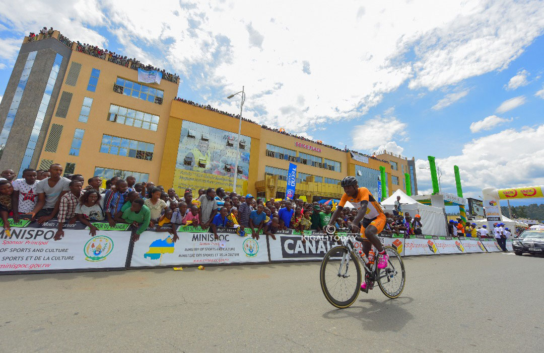 Imbere y'inyubako nshya y'isoko rya Musanze niho isiganwa ryasorejwe