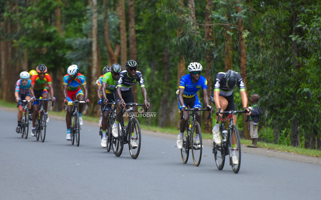 Areruya Joseph yagenderaga hafi ya bagenzi be bakinana muri Dimension data barimo Mugisha Samuel