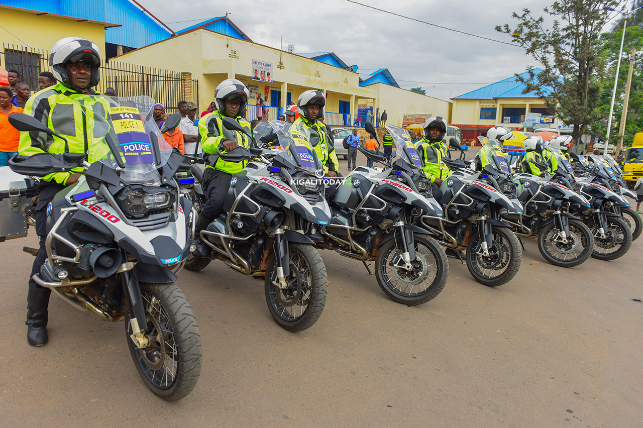 Moto za Polisi zikurikirana amagare zinacunga umutekano wo mu muhanda