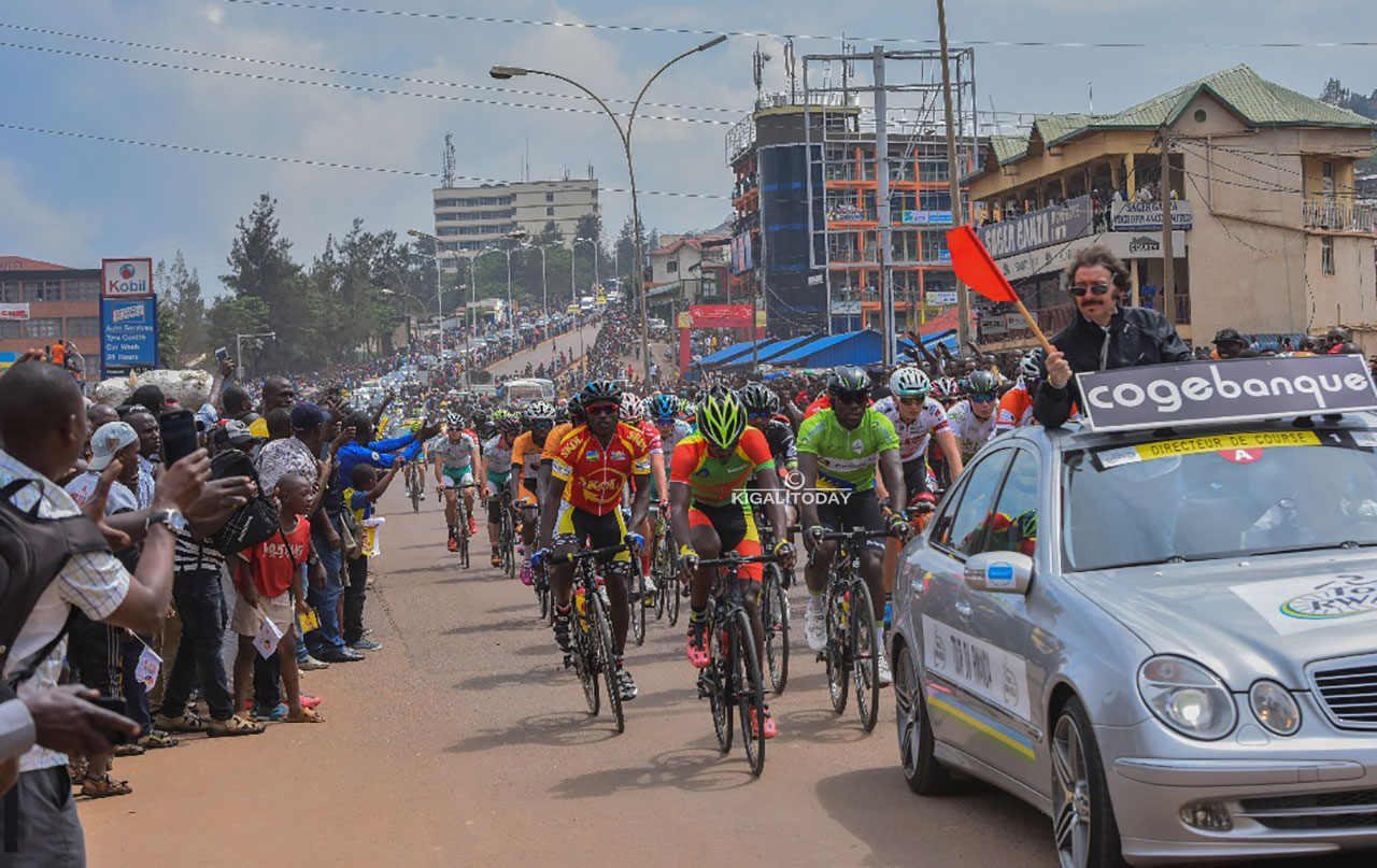 Abafana bari benshi ku muhanda 