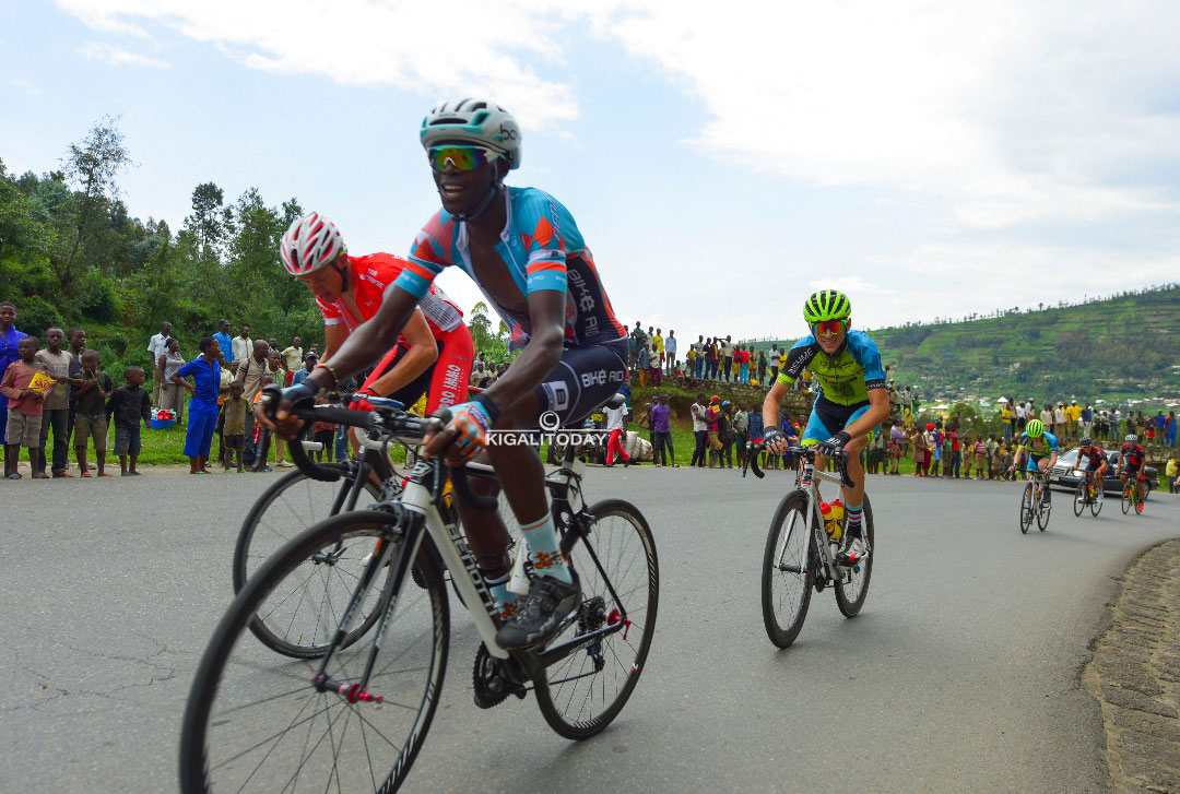 Ubushyuhe bwabaye bwinshi biba ngombwa ko afungura umupira