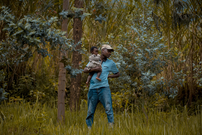 Yazanye umwana ngo nawe akurikire uko igare rinyongwa