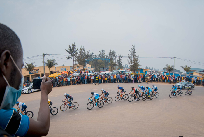 Nawe yahagaze ahirengeye yifatira amashusho y'uko isiganwa rigenda, azajya abyiyibutsa