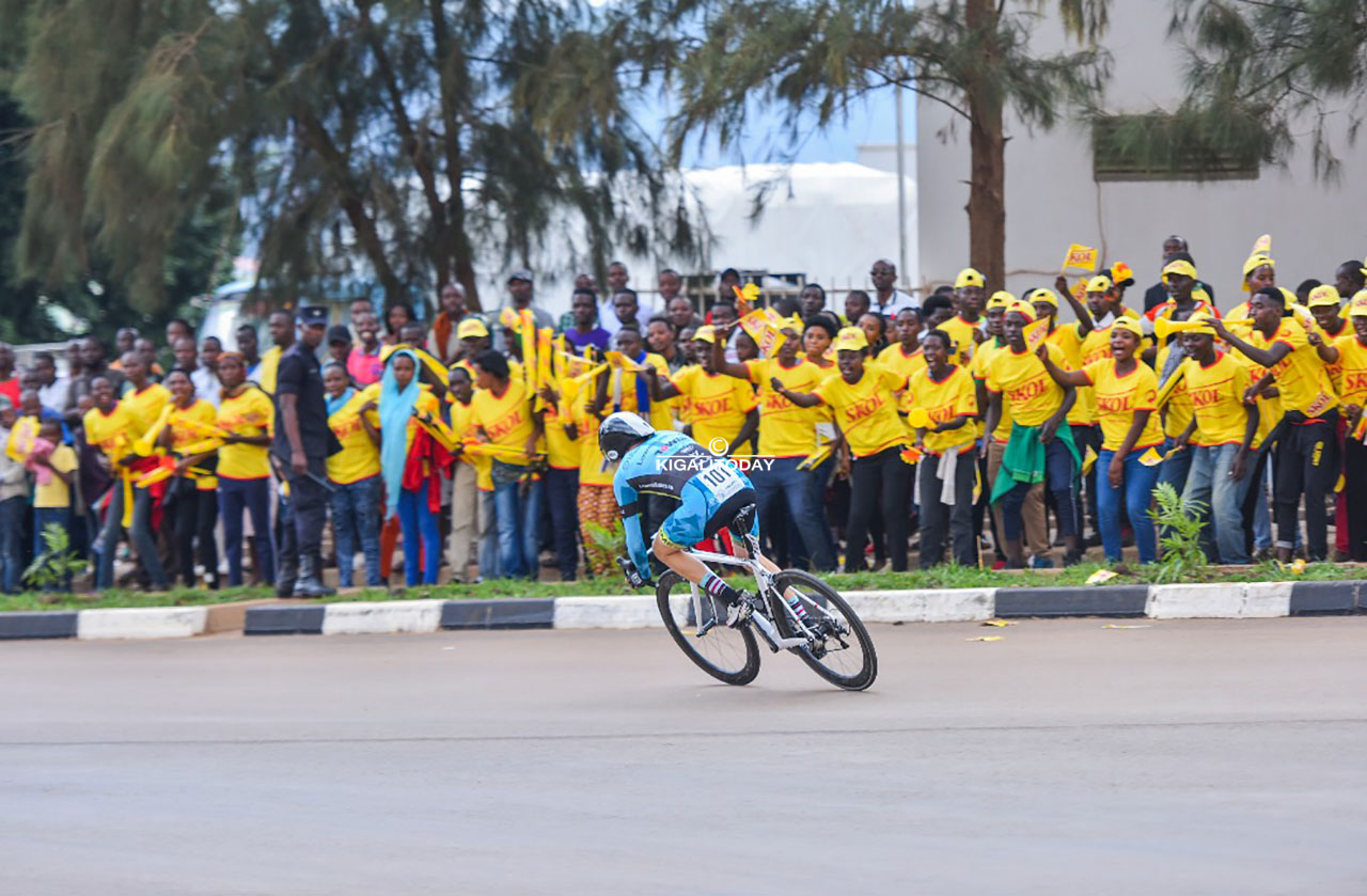 Abafana ahantu henshi wasangaga bambaye imyenda ya Skol