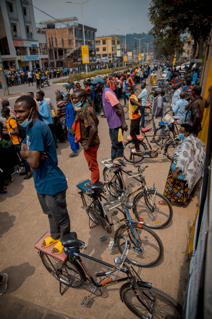 Bifashishije igare kugira ngo barebe igare