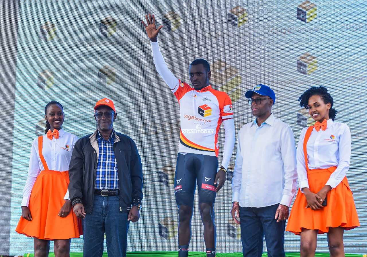 Valens Ndayisenga witwaye neza mu kuzamuka, yahawe igihembo na Cogebanque