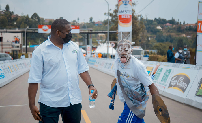 Shema Maboko Didier, Umunyamabanga uhoraho muri Minisiteri ya Siporo yitegerezaga ibyo umufana Rwarutabura arimo