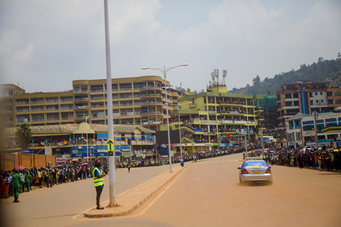 AHo isiganwa rinyura habaga hari abiteguye kuyobora amagare n'imodoka biganjemo aba "Youth Volunteers"