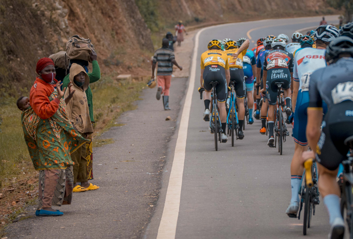 Aragira ati mukomereze aho