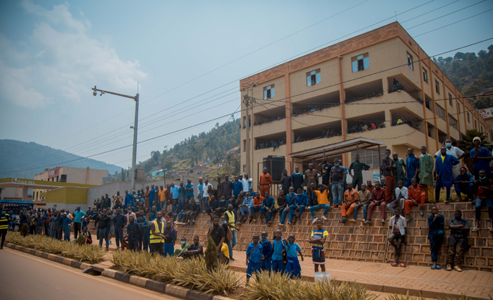 Abakuru n'abato bose babaga bategereje kwihera ijisho uko abakinnyi barinyuka