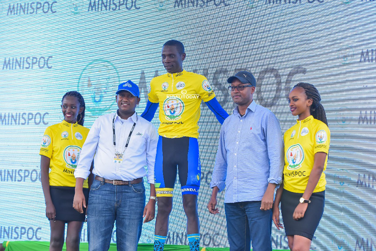 Nyuma yo kwambikwa umupira w'umuhondo (Maillot jaune)