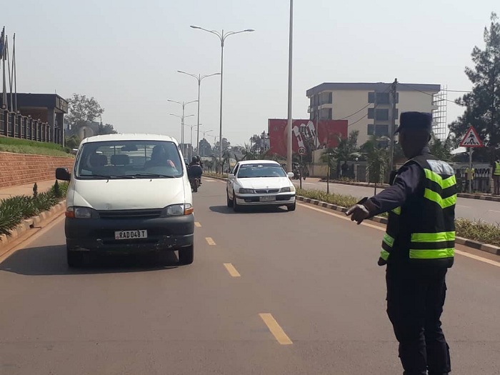 Mu muhanda ufite ibice bibiri byose bijya mu cyerekezo kimwe, uwihuta ashaka guca ku bandi agomba kunyura ibumoso buri gihe