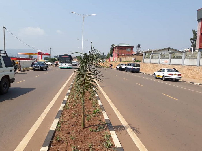 Polisi yaburiye abagenda mu mihanda igabanyijwemo ibice bibiri bibiri bifite icyerekezo kimwe