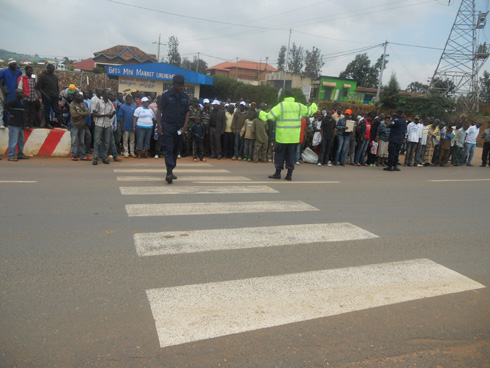 Polisi yereka abaturage uko abanyamaguru bakoresha umuhanda.