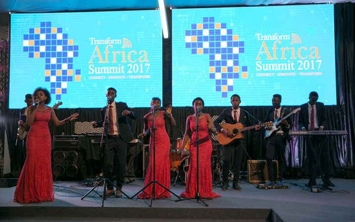 Abitabiriye Transform Africa banataramiwe n'itsinda ry'abarangije kwiga umuziki ku nyundo