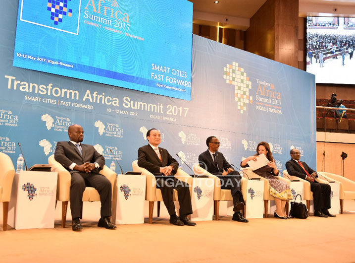 Perezida kagame n'abandi bayobozi batandukanye 