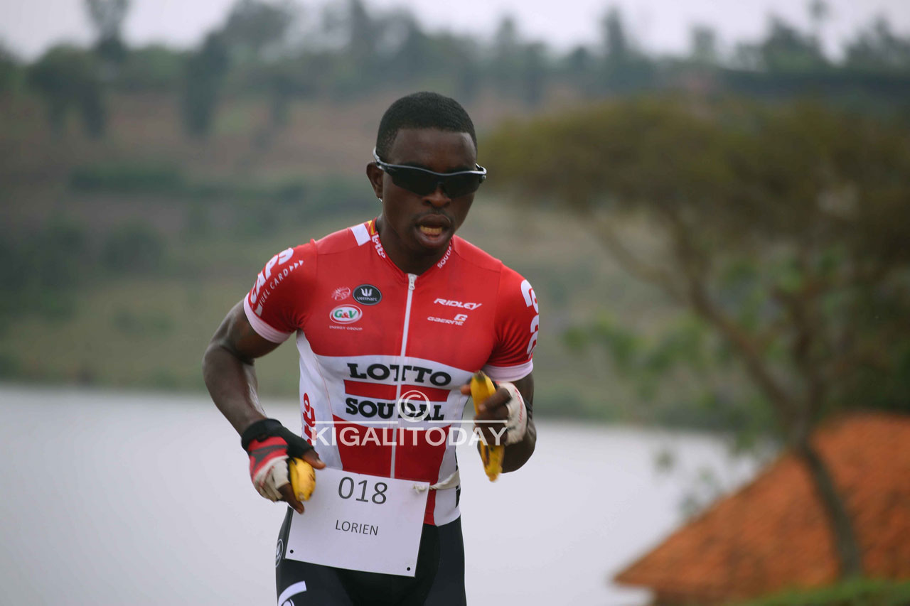 Nyuma y'igare baniruka n'amaguru