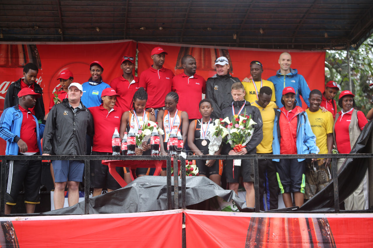 Abatsinze na bamwe mu bayobozi bafashe ifoto y'urwibutso 