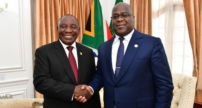Tshisekedi (wambaye indorerwamo) na Ramaphosa basimburanye ku buyobozi bwa Afurika yunze Ubumwe