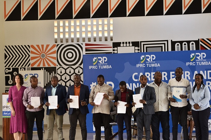 Abafatanyabikorwa basinyanye amasezerano y'imikoranire n'ishuri