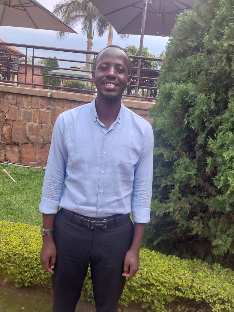 Tumusiime Elson ukora mu muryango The Fred Hollows Foundation ashishikariza abafite ubumuga kuzitabira izi serivisi z'ubuvuzi bw'amaso, ariko ko n'abandi badahejwe