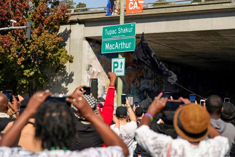 Abantu bari benshi mu muhango wo kwitirira Tupac umuhanda