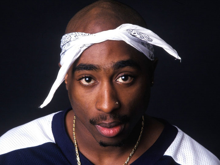 Tupac ni umwe mu baraperi bakundaga kwambara Bandana 