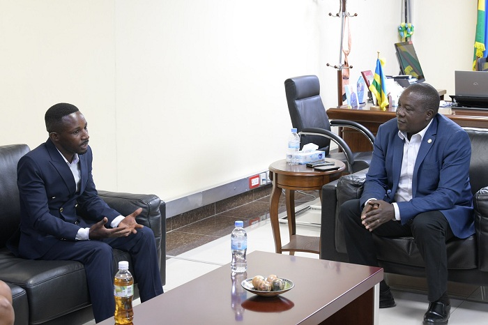 Tuyisenge aganira na Minisitiri Gatabazi