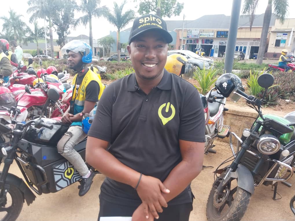 Tuyishime Muzamini ushinzwe ibikorwa remezo (Network Operations) muri Spiro Rwanda, amara impungenge abashidikanya ku buziranenge bwa moto z'amashanyarazi