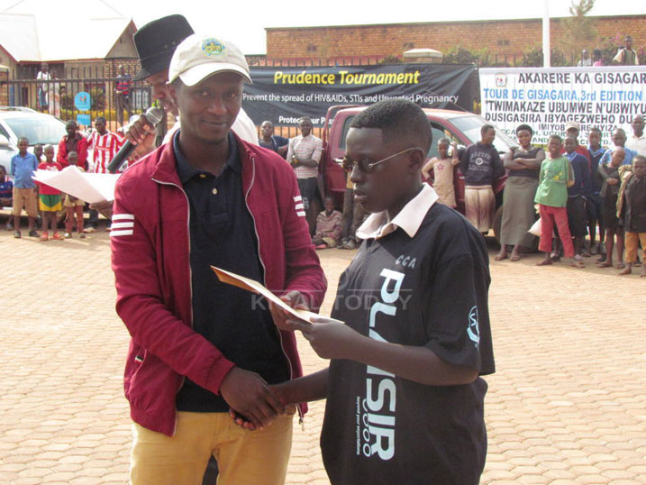 Tuyishimire waje ku mwanya wa gatatu yahembwe n'umuyobozi wa Kigalitoday LTD