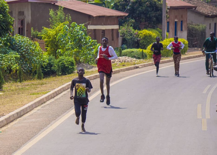 Tuyizere yirukanse nta nkweto yambaye ariko asiga abandi