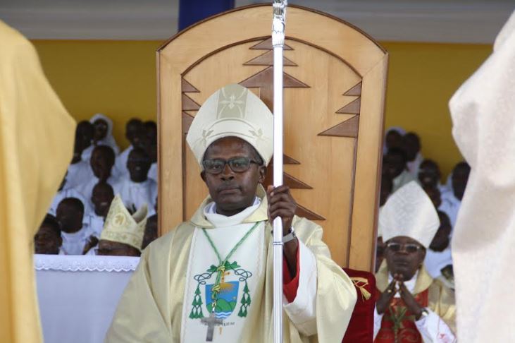 Ubwo yari amaze kwimikwa, yicajwe ku ntebe y'ubutware