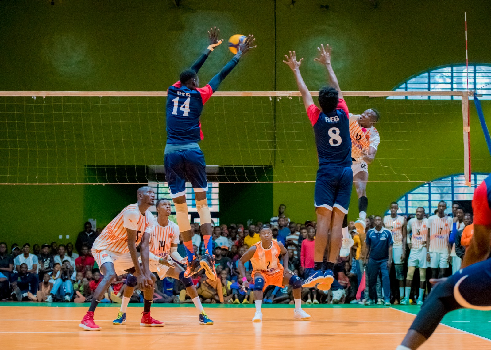 Twagirayezu Emmy na Mahoro Ivan bagerageza guhagarika umukinnyi wa Gisagara