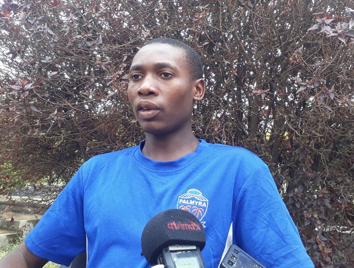 Twambazimana Prince avuga ko abo bari bafunganywe muri Uganda barimo kuribwa n