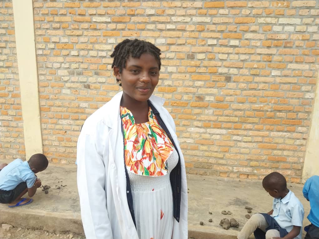 Uwera Marie Aline wigisha mu mashuri y'incuke 