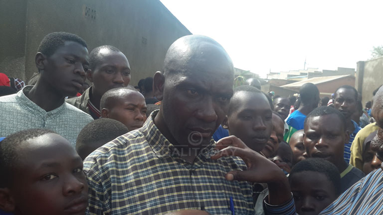 Twizerimana wahishije inzu n'ibiyirimo arasaba ubufasha