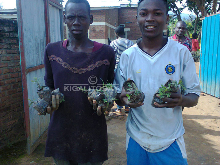 Bafatanyije n'abaturage ba Mageragere gutera ibiti